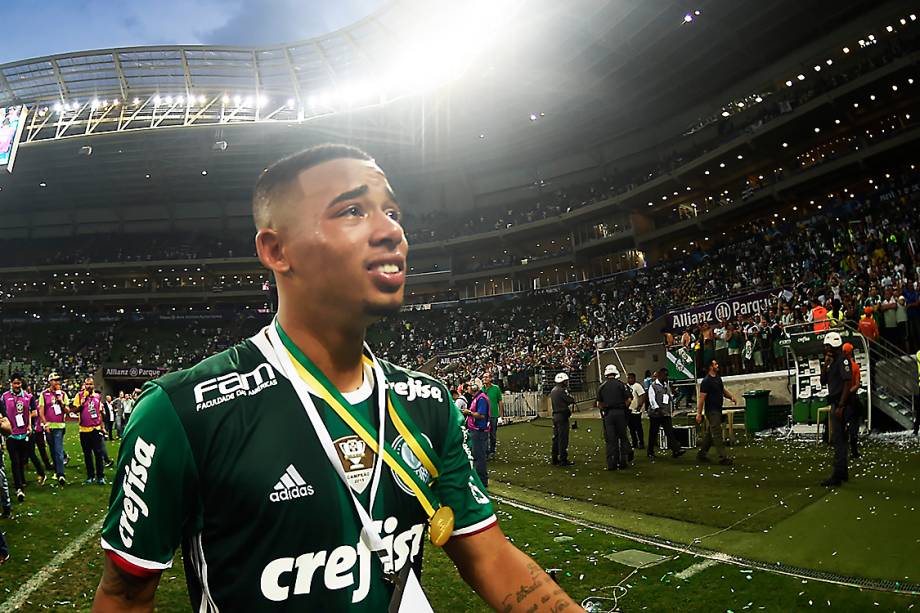 Gabriel Jesus se emociona ao ser campeão do Campeonato Brasileiro, após partida contra o Chapecoense - 27/11/2016