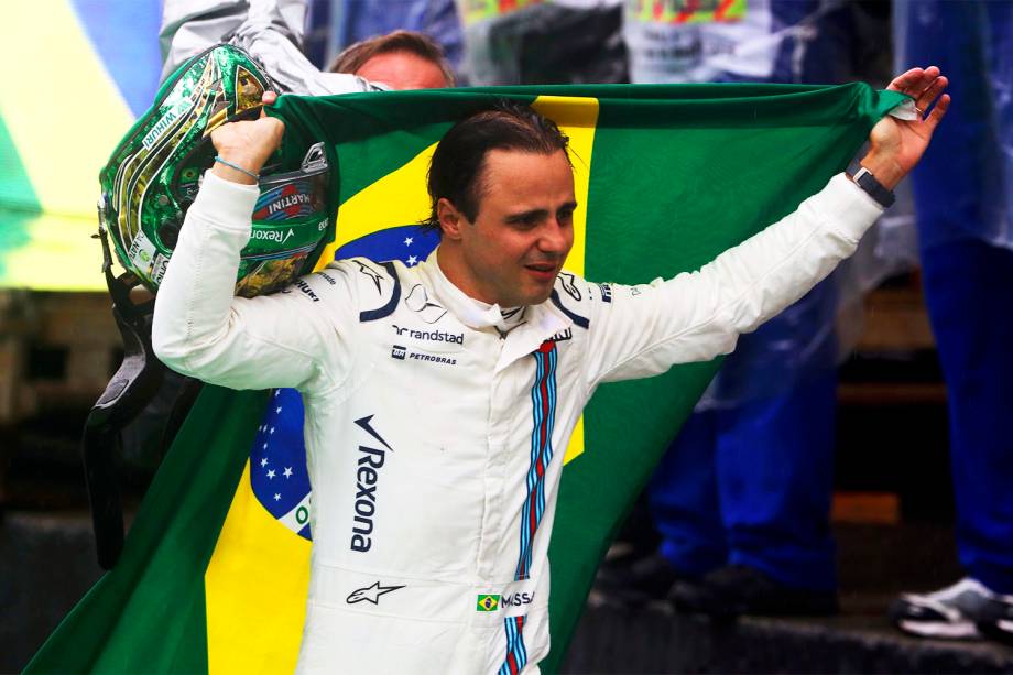 Felipe Massa carrega bandeira do Brasil, em sua despedida do Autódromo de Interlagos - 13/11/2016