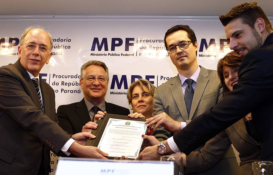 Roberto Leonel de Oliveira Lima, Paula Cristina Conti Thá, Deltan Dallagnol, entregam a Pedro Parente, Presidente da Petrobrás, o termo de devolução de R$ 202,4 milhões para a estatal, ao fim da entrevista coletiva realizada na sede do MPF, em Curitiba