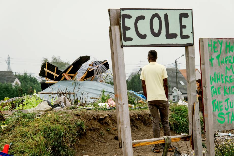 Migrante caminha no acampamento de Calais, na França, dias após barracas e casas improvisadas serem demolidas. Cerca de 8000 pessoas moravam no local em condições precárias - 01/11/2016