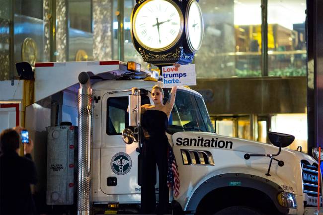 A cantora Lady Gaga realiza protesto contra Donald Trump A cantora Lady Gaga realiza protesto contra o republicano Donald Trump, na cidade de Nova York - 09/11/2016