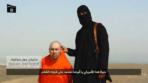 o-jornalista-americano-steven-sotloff-e-ameacado-de-morte-em-um-video-divulgado-pelos-terroristas-do-estado-islamico-ei-size-598