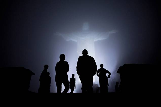 Família Obama visita o Cristo Redentor, no Rio de Janeiro, durante uma noite enevoada - 20/03/2011 Família Obama visita o Cristo Redentor, no Rio de Janeiro, durante uma noite enevoada - 20/03/2011