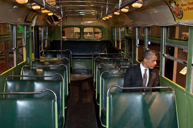 Durante visita ao museu Ford, em Michigan, Presidente Barack Obama entrou em um dos modelos antigos de ônibus, sentou e olhou por alguns segundos pela janela - 18/04/2012 Durante visita ao museu Ford, em Michigan, Presidente Barack Obama entrou em um dos modelos antigos de ônibus, sentou e olhou por alguns segundos pela janela - 18/04/2012