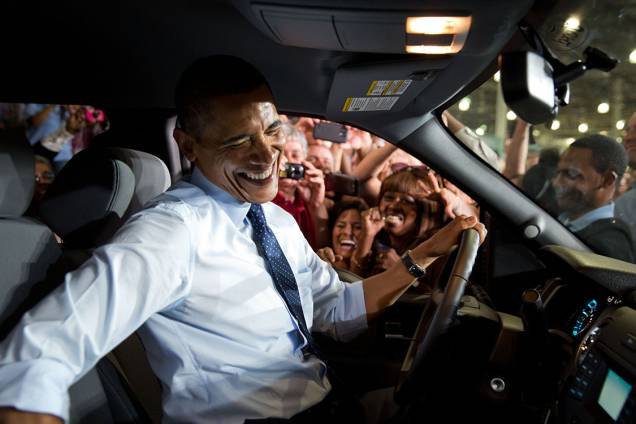 Obama, após visita a uma fábrica da Fors, no Kansas, preferiu dirigir o carro que o levaria para cumprimentar os funcionários que o esperaram do lado do motorista do carro. - 20/09/2013 Obama, após visita a uma fábrica da Fors, no Kansas, preferiu dirigir o carro que o levaria para cumprimentar os funcionários que o esperaram do lado do motorista do carro. - 20/09/2013