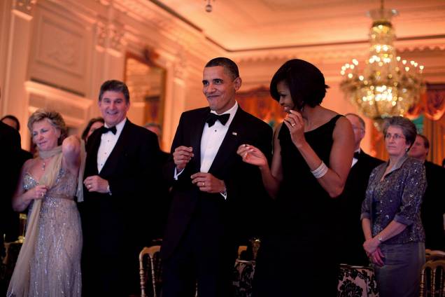 Presidente Barack Obama and primeira-dama Michelle Obama dançam juntos durante o Baile dos Governadores, Salão Leste da Casa Branca - 21/02/2010 Presidente Barack Obama and primeira-dama Michelle Obama dançam juntos durante o Baile dos Governadores, Salão Leste da Casa Branca - 21/02/2010