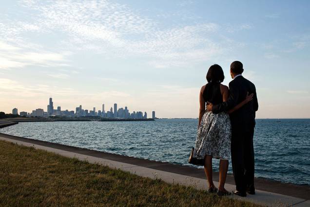 Michelle Obama e Barack Obama param um minuto para observar a paisagem no Lago Michigab, em Chicago - 15/06/2012 Michelle Obama e Barack Obama param um minuto para observar a paisagem no Lago Michigab, em Chicago - 15/06/2012