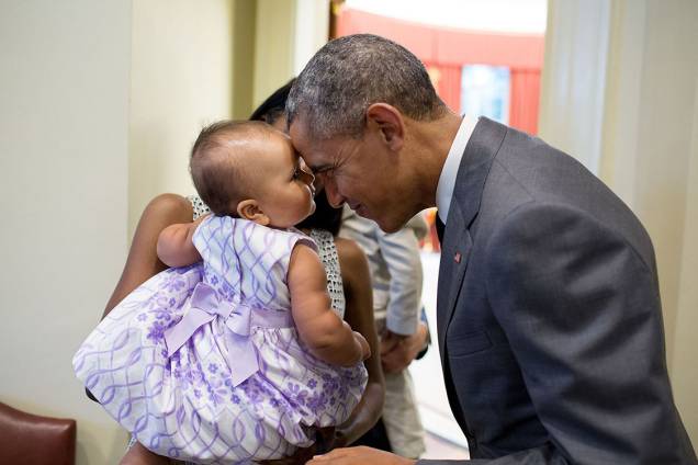 Presidente Barack Obama cumprimenta a filha de Tim Gronniger, Josephine Gronniger, durante foto em família no Salão Oval da Casa Branca - 17/07/2015 Presidente Barack Obama cumprimenta a filha de Tim Gronniger, Josephine Gronniger, durante foto em família no Salão Oval da Casa Branca - 17/07/2015