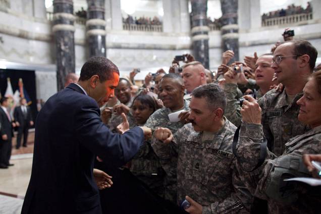 Presidente Obama cumprimenta soldado estadunidense que lutou em Bagdá, durante cerimônia de recepção - 07/04/2009 Presidente Obama cumprimenta soldado estadunidense que lutou em Bagdá, durante cerimônia de recepção - 07/04/2009