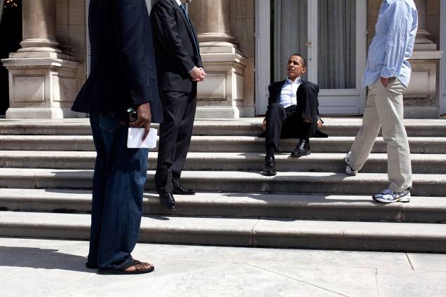 Barack Obama sentado na soleira da casa do embaixador norteamericano em Paris, pouco antes de retornar a Washington - 07/06/2009 Barack Obama sentado na soleira da casa do embaixador norteamericano em Paris, pouco antes de retornar a Washington - 07/06/2009