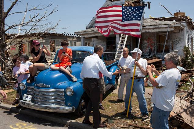 Barack Obama cumprimenta moradores da região de Joplin, no Missouri, depois de um tornado atingir a região - 29/05/2011 Barack Obama cumprimenta moradores da região de Joplin, no Missouri, depois de um tornado atingir a região - 29/05/2011