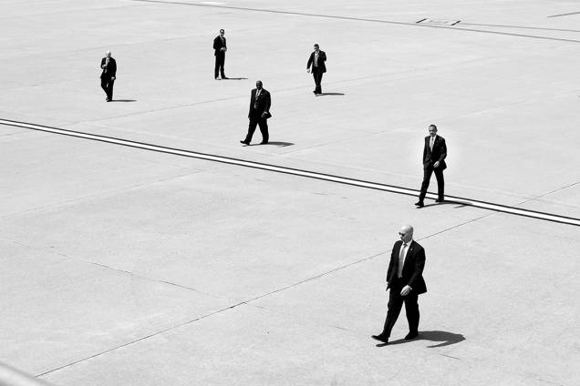 Barack Obama no aeroporto internacional de Los Angeles rodeado por agentes do Serviço Secreto norteamericano - 08/05/2014 Barack Obama no aeroporto internacional de Los Angeles rodeado por agentes do Serviço Secreto norteamericano - 08/05/2014