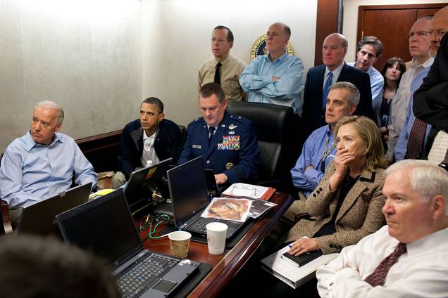 Time de Segurança Nacional dos Estados Unidos acompanha missão que prendeu e executou o terrorista Osama Bin Laden. As reuniões geralmente acontecem em salas maiores mas Obama escolheu esta sala menor e sentou ao lado do Brigadeiro Marshall Brad Webb, Comandante Geral da Unidade de Operações Especiais dos Estados Unidos Time de Segurança Nacional dos Estados Unidos acompanha missão que prendeu e executou o terrorista Osama Bin Laden. As reuniões geralmente acontecem em salas maiores mas Obama escolheu esta sala menor e sentou ao lado do Brigadeiro Marshall Brad Webb, Comandante Geral da Unidade de Operações Especiais dos Estados Unidos