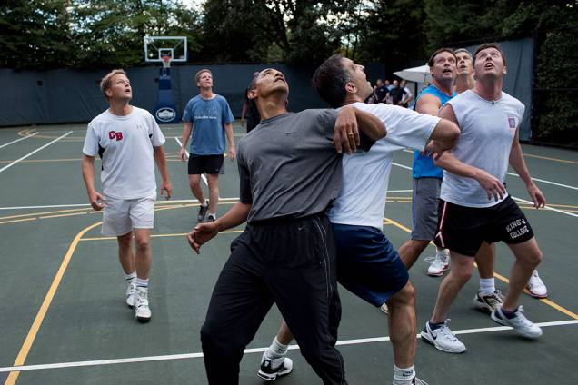 Barack Obama joga basquete com membros do Congresso em uma pequena quadra nos arredores da Casa Branca - 08/10/2010 Barack Obama joga basquete com membros do Congresso em uma pequena quadra nos arredores da Casa Branca - 08/10/2010