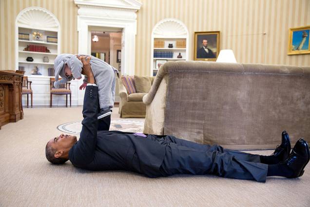 Presidente Barack Obama brinca com a pequena Ella Rhodes, filha do deputado Ben Rhodes, durante evento de Halloween na Casa Branca - 30/10/2015 Presidente Barack Obama brinca com a pequena Ella Rhodes, filha do deputado Ben Rhodes, durante evento de Halloween na Casa Branca - 30/10/2015