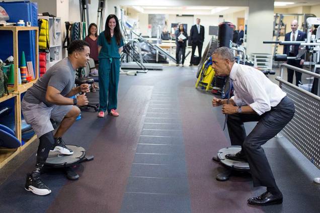 Presidente Barack Obama participa de treino de agilidade com John "Jae" Terry no Centro Hospitalar Militar Walter Reed, em Bethesda Presidente Barack Obama participa de treino de agilidade com John "Jae" Terry no Centro Hospitalar Militar Walter Reed, em Bethesda