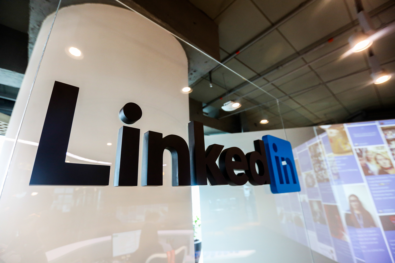LinkedIn vira novo “app de namoro”? Usuários transformam rede profissional em espaço para paquera