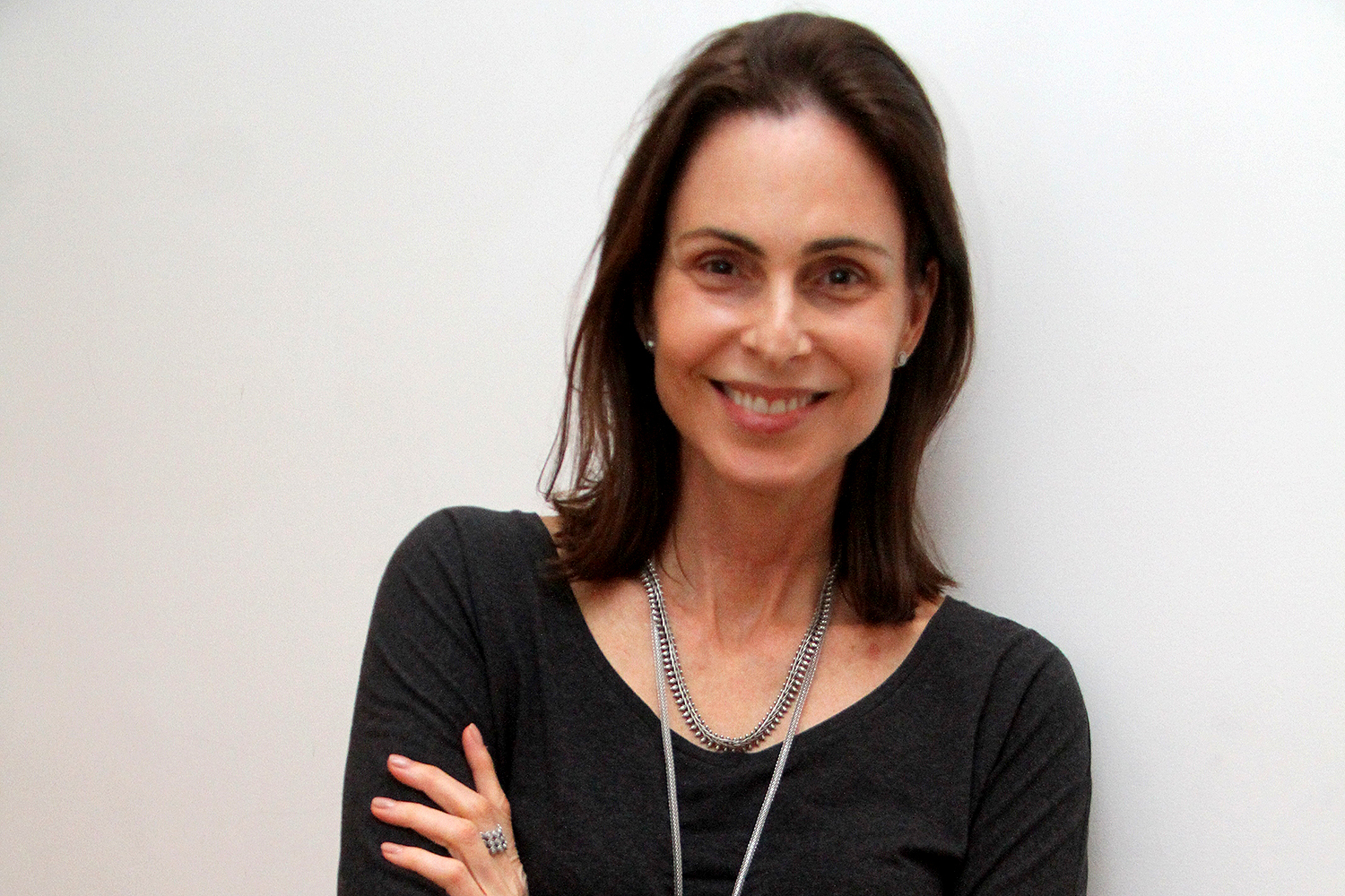 O projeto de Silvia Pfeifer nos palcos ‘sem levantar bandeira’