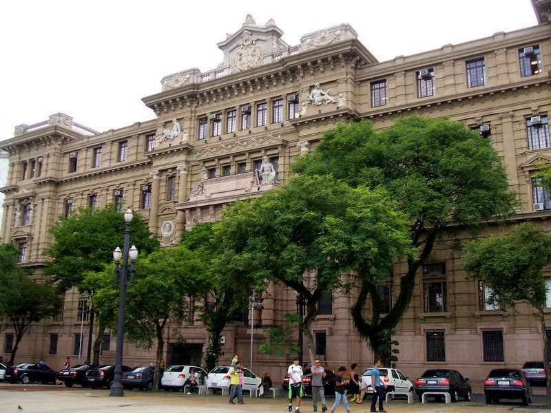 Justiça condena faculdade por impedir aluna com dívida de realizar prova