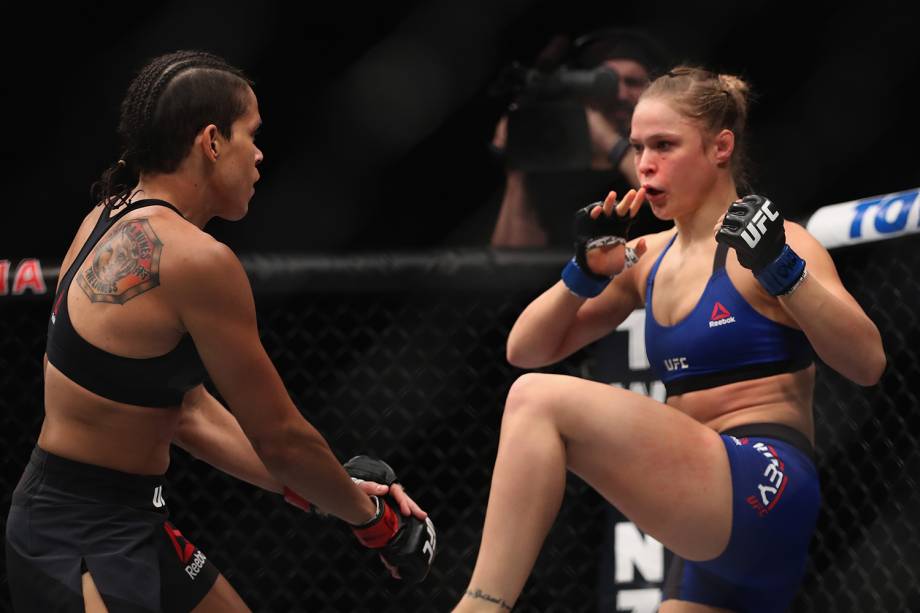 Lutadoras de MMA Amanda Nunes, brasileira, e americana Ronda Rousey se enfrentam em Las Vegas - 30/12/2016