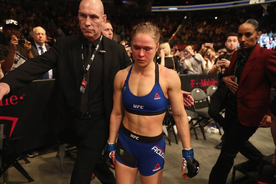 Ronda Rousey saindo do octógono após sua derrota para a brasileira Amanda Nunes, na arena em Las Vegas, Nevada - 30/12/2016