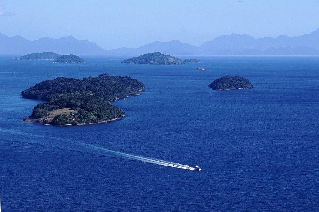 Corpo de Bombeiros procura homem que desapareceu no mar em Angra dos Reis