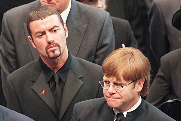 George Michael e Elton John durante o funeral da princesa Daiana - 06/09/1997 George Michael e Elton John durante o funeral da princesa Daiana - 06/09/1997
