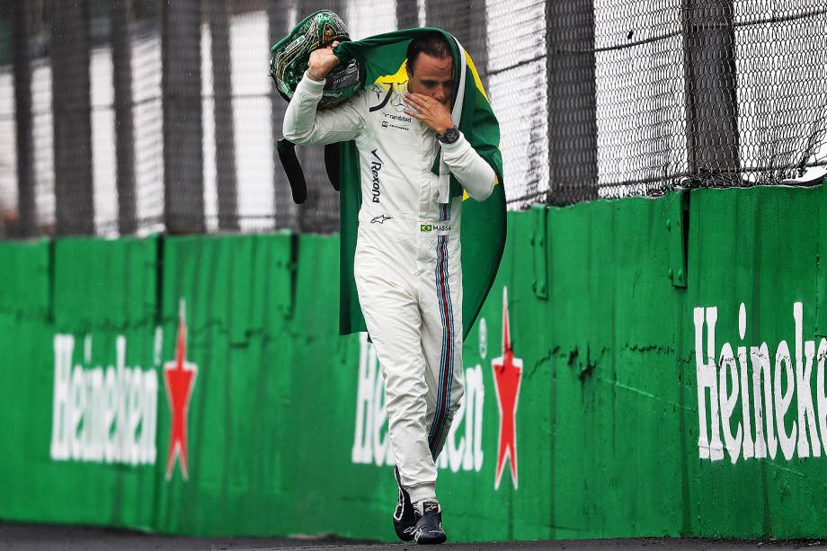 Felipe Massa carrega bandeira do Brasil, em sua despedida do Autódromo de Interlagos - 13/11/2016