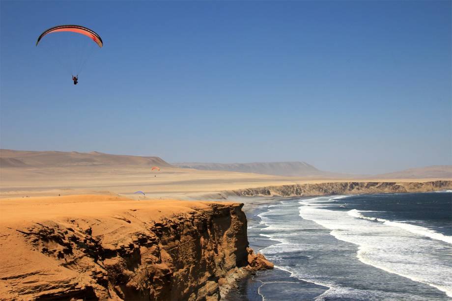 7- Paracas, Peru: "<span>As belas e paradisíacas praias de Paracas encantam os visitantes. Embarque em um passeio de barco pelas Islas Ballestras para ver leões marinhos, pinguins e diversas aves marinhas!"</span>