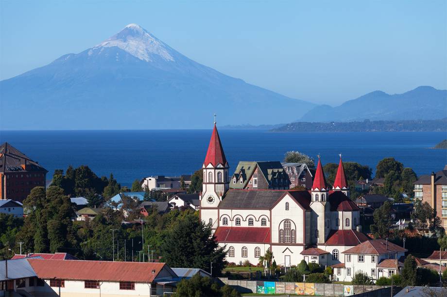 6 - Puerto Varas, Chile: "<span>Explore a adorável e compacta Puerto Varas a pé, a melhor maneira de conhecer as vistas de Osorno Volcano e as casas coloniais de madeira construídas pelos imigrantes alemães no início do século XIX. Muitas são consideradas monumentos nacionais. Localizada às margens do Lago Llanquihue, o segundo maior lago do Chile, a cidade é o oposto da metrópole de Puerto Montt do distrito dos lagos e atua como ponto de partida para pesca, rafting em águas cristalinas, passeios à cavalo e excursões de caiaque no mar."</span>