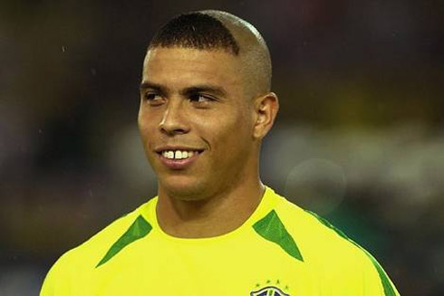 Ronaldo Fenômeno revive versão de 2002 em propaganda chinesa