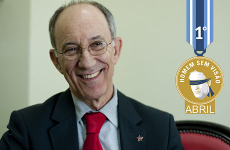 A 80 piscadas por minuto, Rui Falcão dedica o troféu de abril ao ‘nosso eterno presidente’