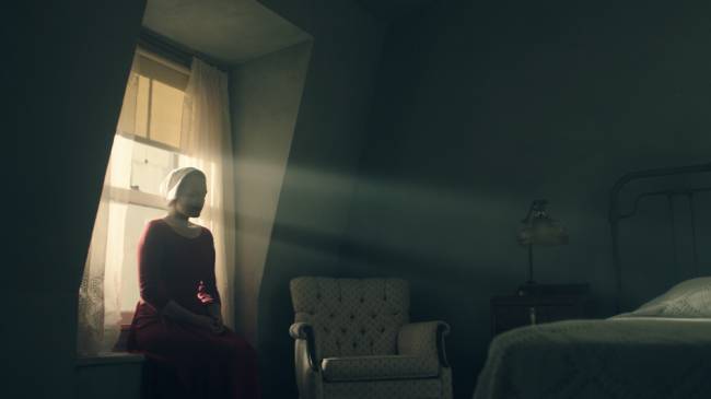 Elizabeth Moss em 'The Handmaid's Tale' (Fotos: Hulu/Divulgação)