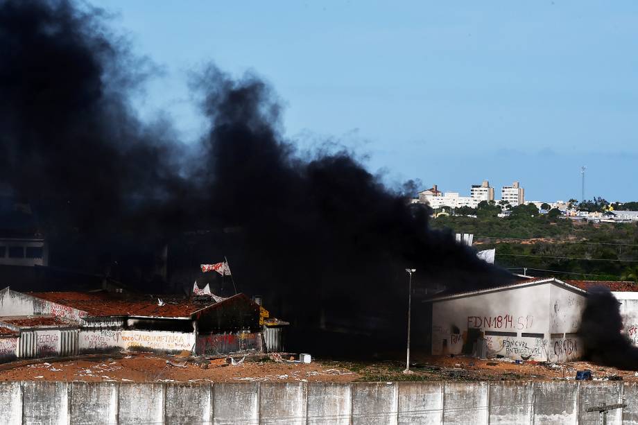 Movimentação no presídio de Alcaçuz, na cidade Nísia Floresta, durante o 6º dia de rebelião na maior penitenciária do RN - 19/01/2017