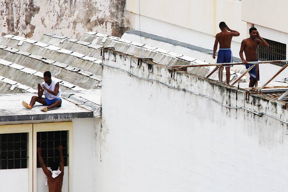 Presos rebelados na Penitenciária Estadual de Alcaçuz falam tranquilamente ao telefone - 23/01/2017