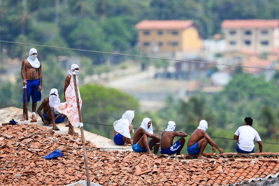 Movimentação no presidio de Alcaçuz, na cidade Nísia Floresta, durante o 5º dia de rebelião na maior penitenciária do RN, nesta quarta-feira (18)