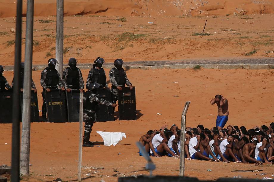 Policiais do Bope, Tropa de Choque e o Grupo de Operações Especiais (GOE) da Secretaria de Justiça (Sejuc) iniciam uma intervenção na Penitenciária Estadual de Alcaçuz, em Nísia Floresta (RN) - 24/01/2017