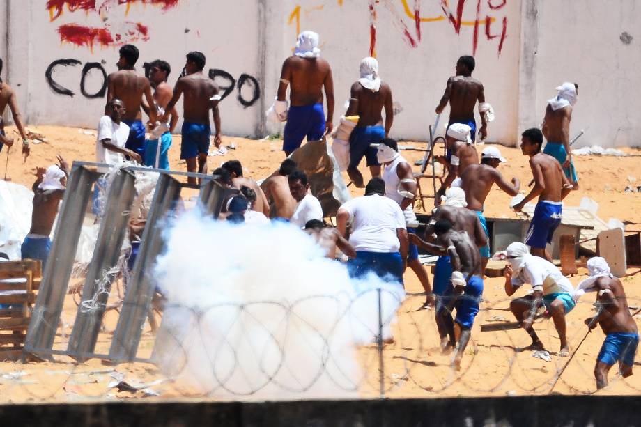 Presos da Penitenciária Estadual de Alcaçuz, em Nísia Floresta (RN), entram em batalha campal no sexto dia de rebelião - 19/01/2017