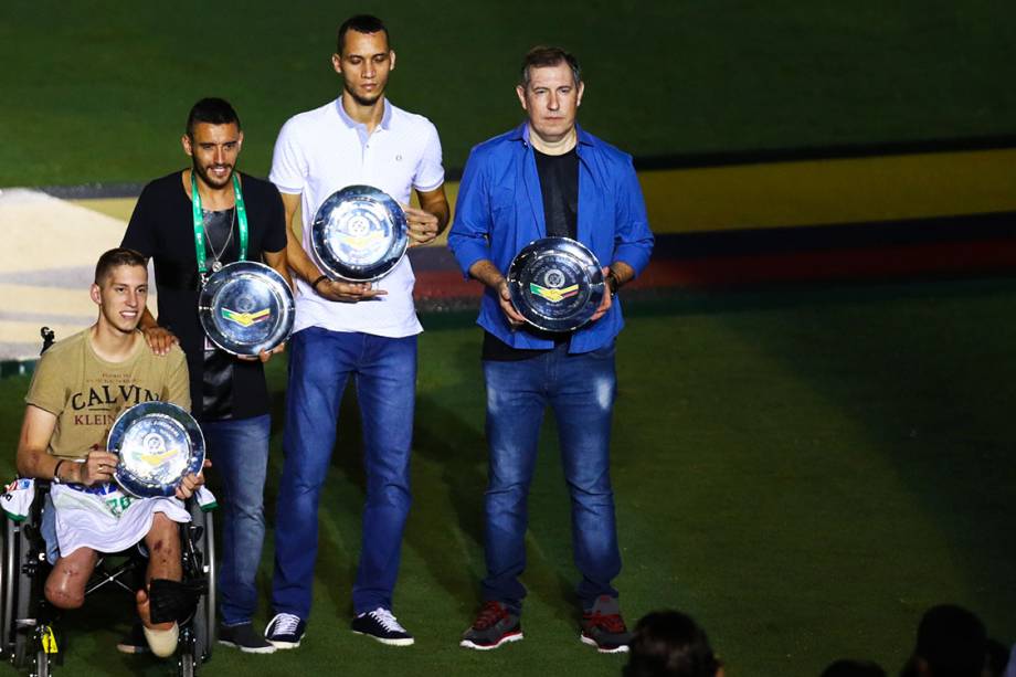 Os sobreviventes do acidente de Medellin, Jackson Follmann, Alan Ruschel, Neto e Rafael Henzel, são homenageados durante  amistoso beneficente em apoio às vítimas da tragédia do voo da Chapecoense, no Rio