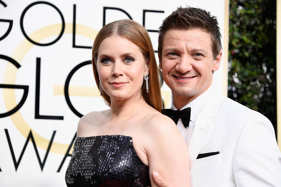 A atriz Amy Adams e o ator Jeremy Renner chegam para o Globo de Ouro 2017, em Los Angeles