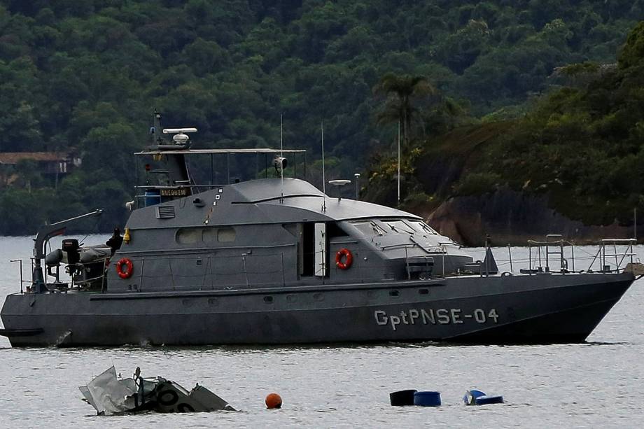 Equipes fazem buscas após acidente aéreo de avião prefixo PR-SOM, modelo Hawker Beechcraft King Air C90, em Paraty, no litoral sul do Rio, na manhã desta sexta-feira (20). O ministro do STF Teori Zavascki, relator da Lava Jato, morreu no acidente.