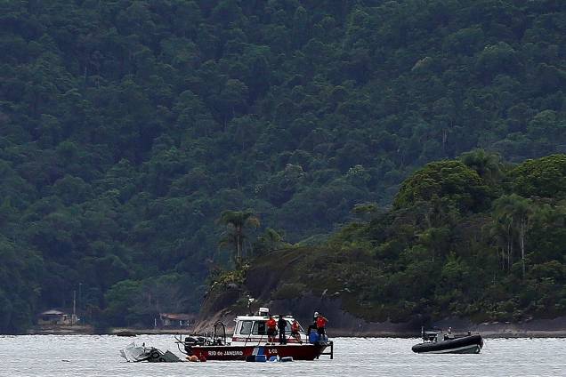 Equipes fazem buscas após acidente aéreo de avião prefixo PR-SOM, modelo Hawker Beechcraft King Air C90, em Paraty, no litoral sul do Rio, na manhã desta sexta-feira (20). O ministro do STF Teori Zavascki, relator da Lava Jato, morreu no acidente. Equipes fazem buscas após acidente aéreo de avião prefixo PR-SOM, modelo Hawker Beechcraft King Air C90, em Paraty, no litoral sul do Rio, na manhã desta sexta-feira (20). O ministro do STF Teori Zavascki, relator da Lava Jato, morreu no acidente.