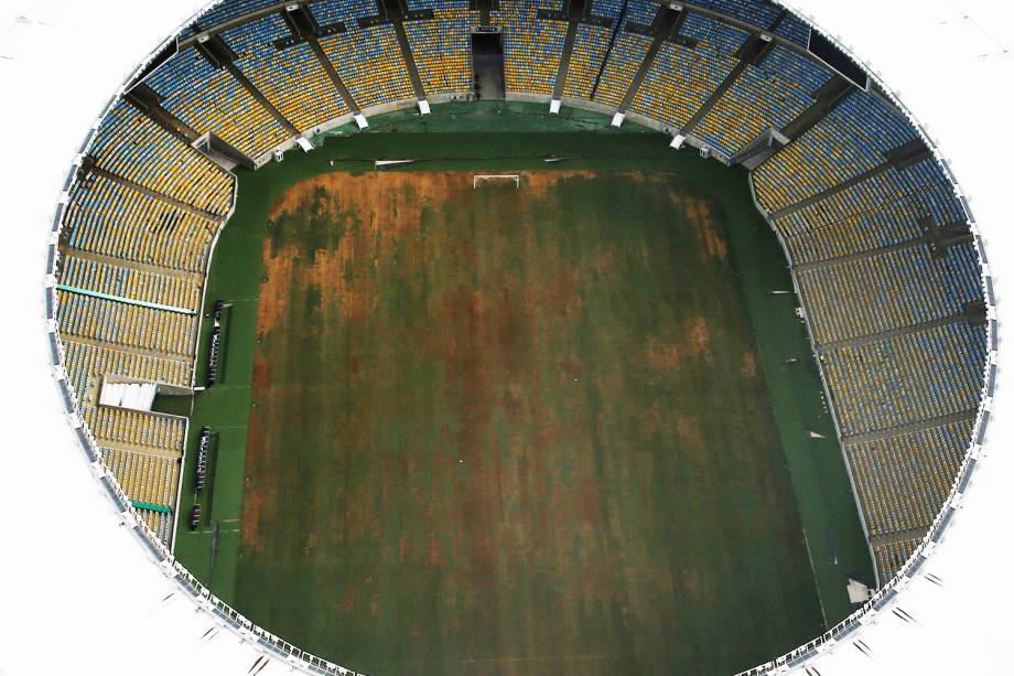 Vista aérea do Estádio do Maracanã mostra falta de assentos e a grama com buracos - 12/01/2017