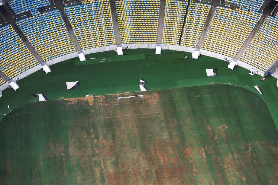 Vista aérea do Estádio do Maracanã mostra falta de assentos e a grama com buracos - 12/01/2017