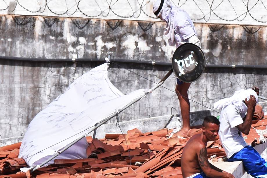 Preso utiliza escudo com as iniciais do PCC durante rebelião na Penitenciária Estadual de Alcaçuz, em Natal, no Rio Grande do Norte - 16/01/2017