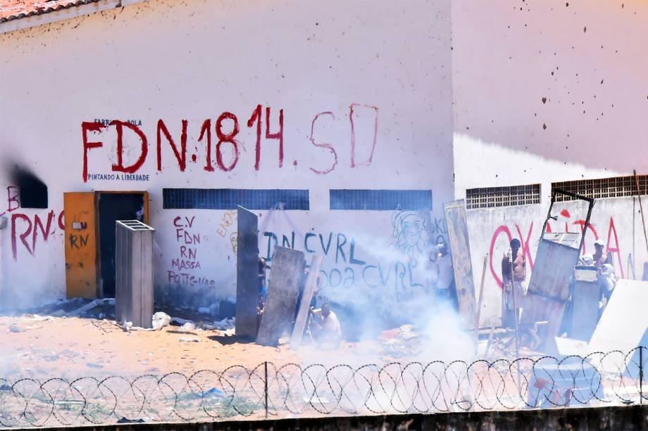 Presos da Penitenciária Estadual de Alcaçuz, em Nísia Floresta (RN), entram em batalha campal no sexto dia de rebelião - 19/01/2017