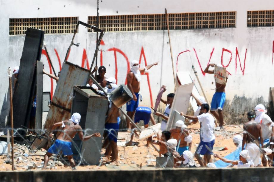 Presos da Penitenciária Estadual de Alcaçuz, em Nísia Floresta (RN), entram em batalha campal no sexto dia de rebelião - 19/01/2017