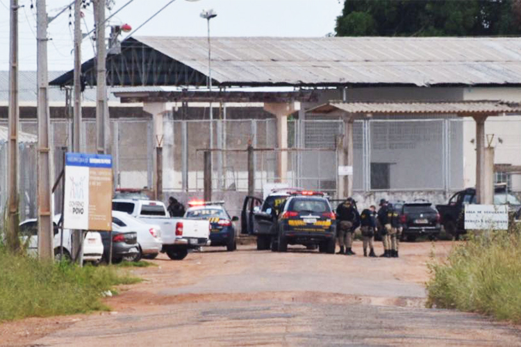 Movimentação de policiais nos arredores da Penitenciária Agrícola de Monte Cristo, em Boa Vista (RR), onde ao menos 33 presos foram mortos - 06/01/2017