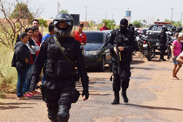 Movimentação de policiais nos arredores da Penitenciária Agrícola de Monte Cristo, em Boa Vista (RR), onde ao menos 33 presos foram mortos - 06/01/2017