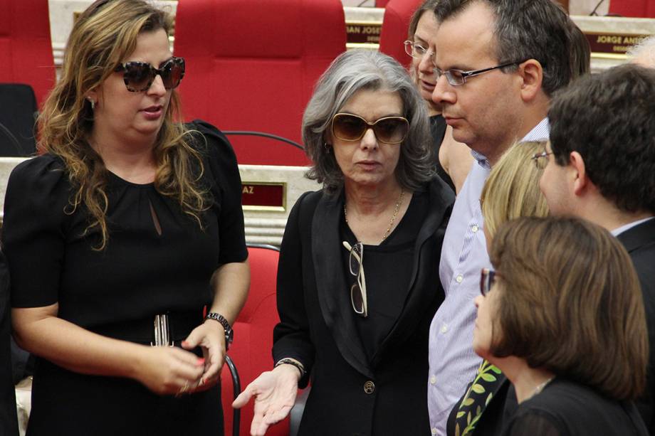 Presidente do STF, ministra Carmem Lúcia, fala com familiares do ministro Teori Zavascki, durante o velório do ministro, em Porto Alegre